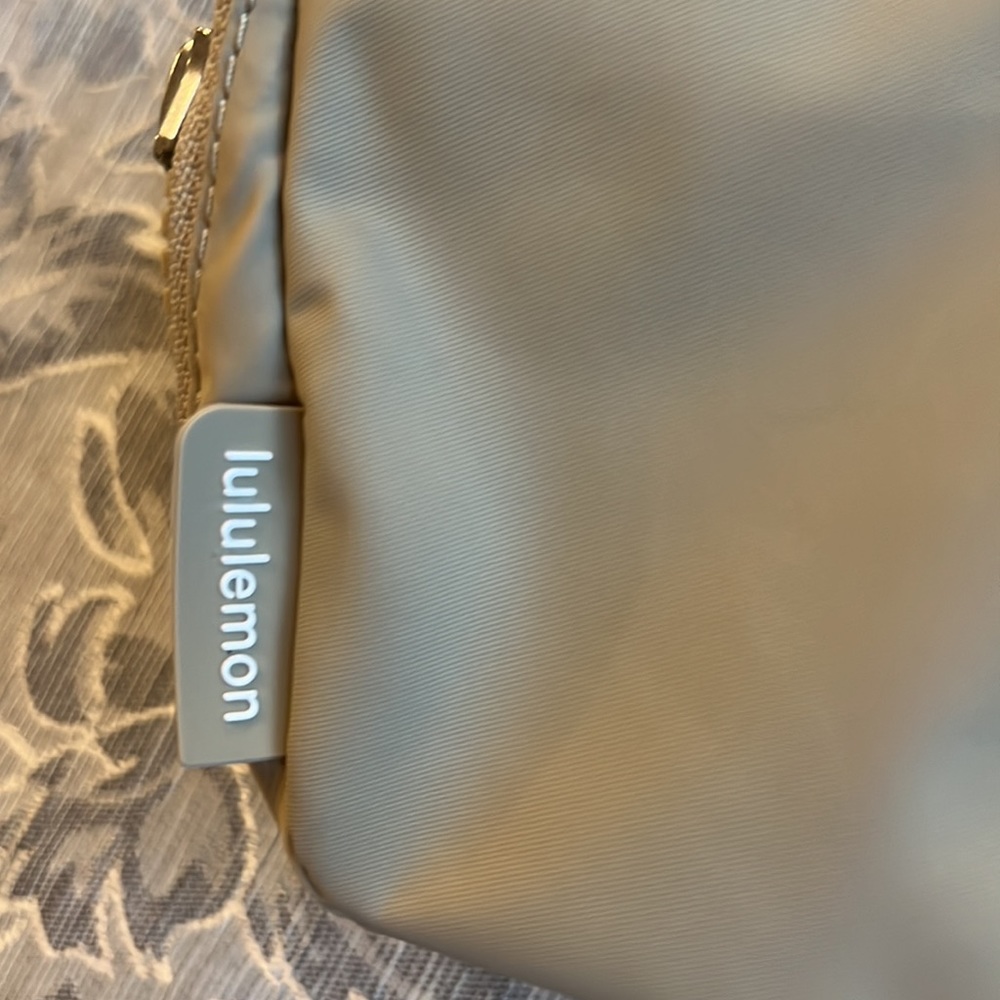 NWT Trench Lululemon Everywhere Belt Bag - Picture 11 of 17